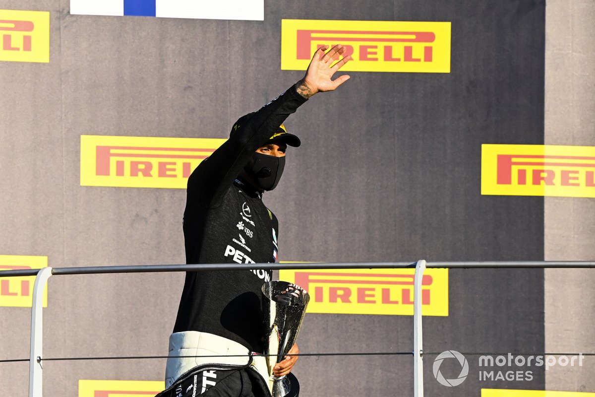 Lewis Hamilton, Mercedes-AMG F1, primo classificato, festeggia sul podio