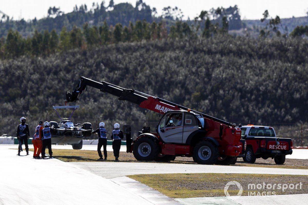 Oficiales de pista retiran el monoplaza de Pierre Gasly, AlphaTauri AT01
