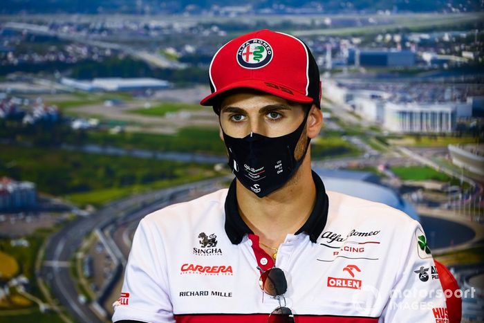 Antonio Giovinazzi, Alfa Romeo, en la conferencia de prensa
