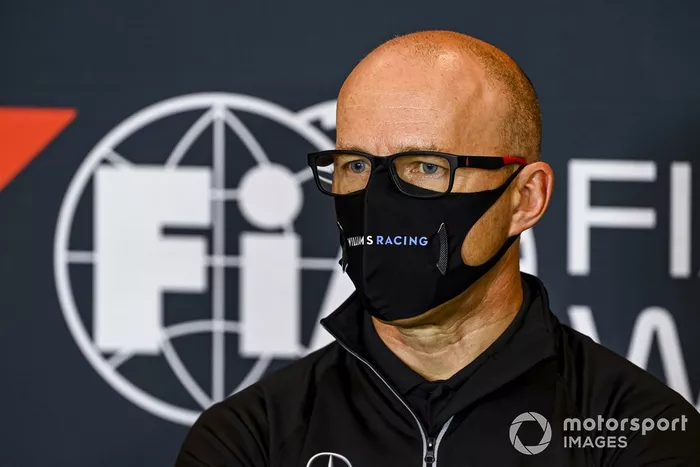 Simon Roberts, director del equipo en funciones, Williams Racing, en la conferencia de prensa