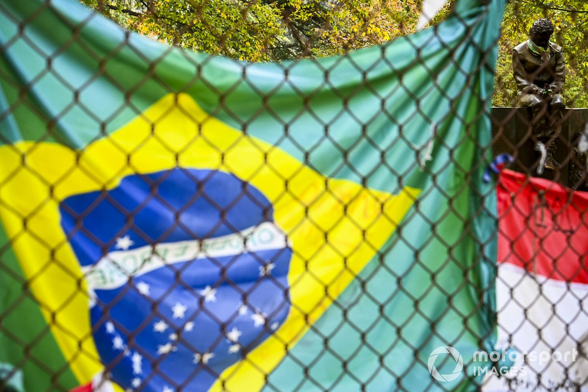 Le bandiere lungo la pista in tributo a Ayrton Senna
