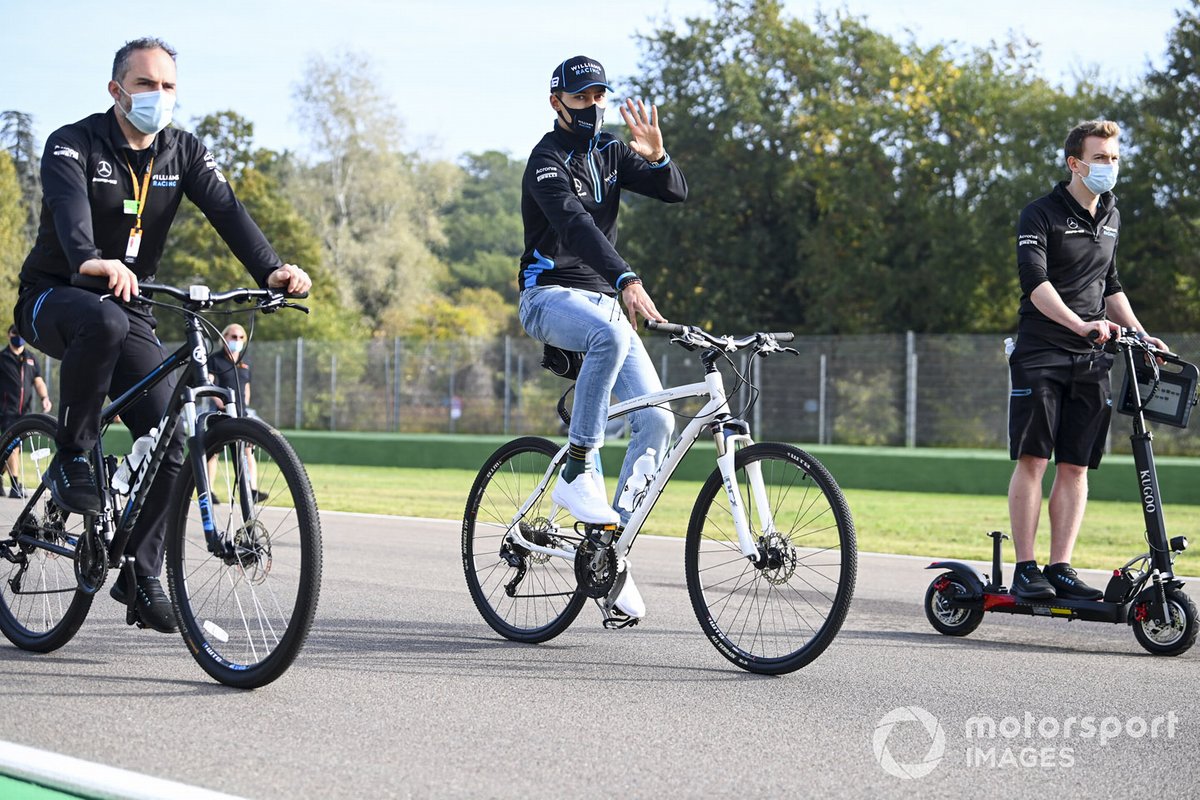 George Russell, Williams Racing, saluta mentre percorre la pista con i compagni di squadra