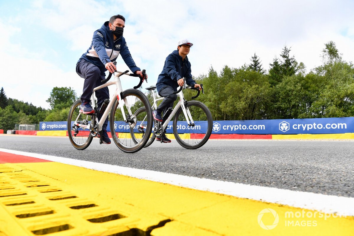 Yuki Tsunoda, AlphaTauri AT02, recorre la pista en bicicleta