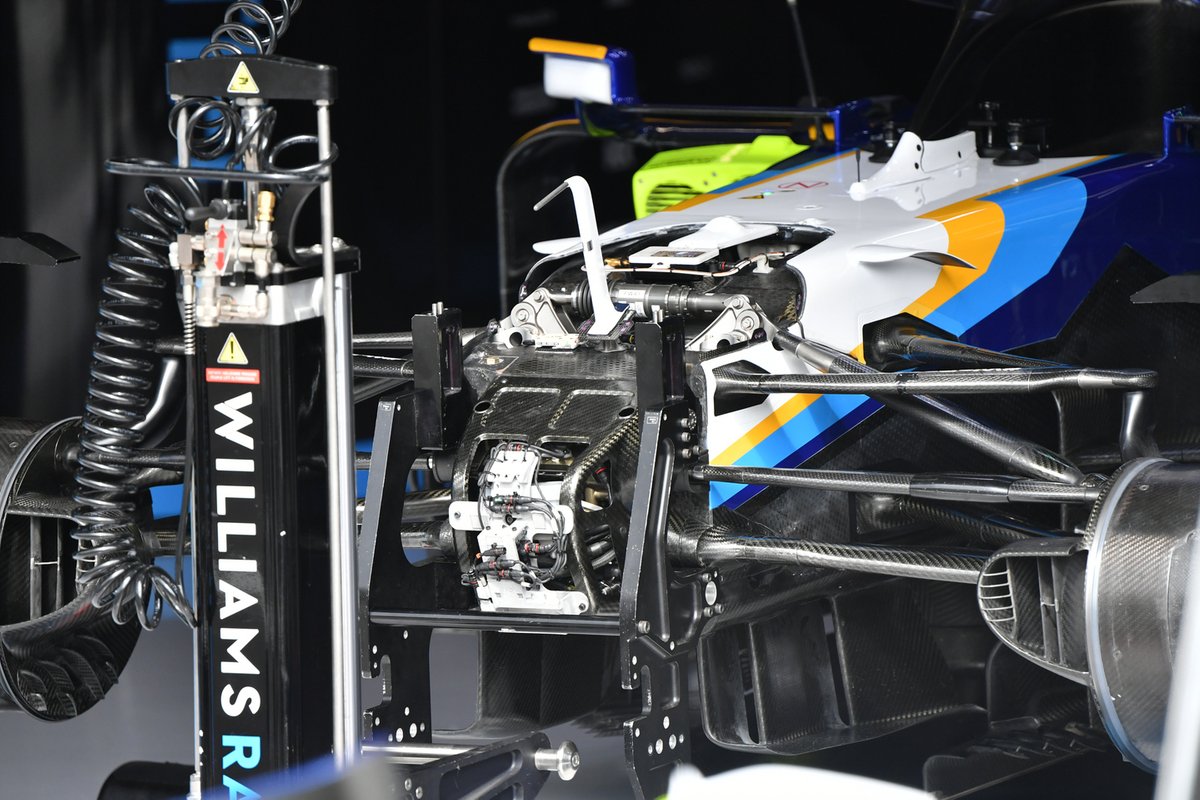 Uma olhada na parte dianteira do Williams FW43B com o painel exposto, podemos ver mais alguns detalhes da suspensão interna.