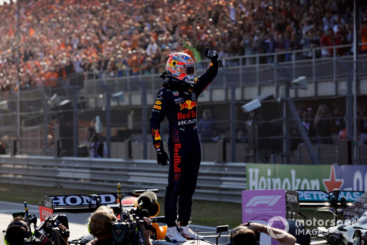Max Verstappen, Red Bull Racing, festeggia con i fan dopo aver ottenuto la pole