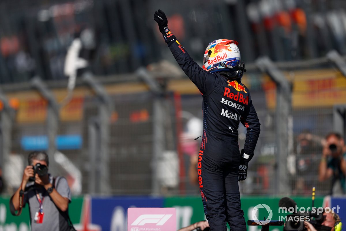Max Verstappen, Red Bull Racing, saluta i fan dopo la Qualifica