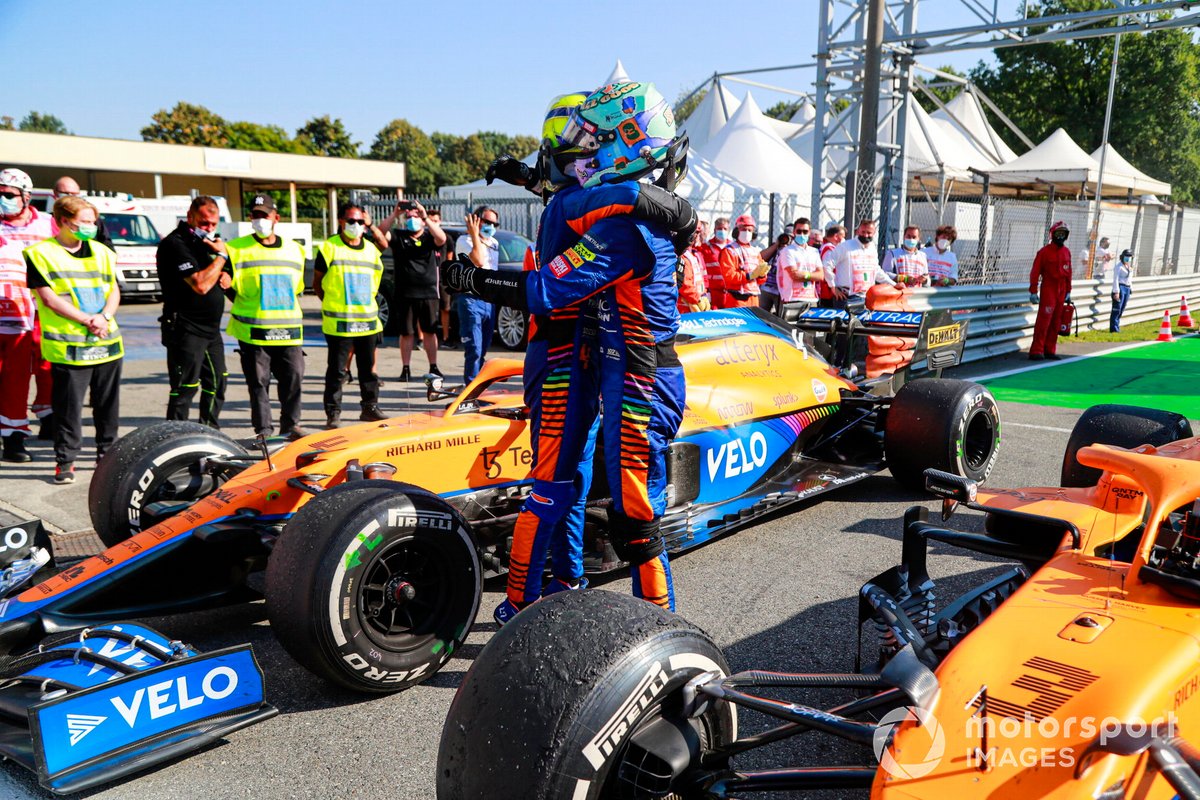 Lando Norris, McLaren, 2a posizione, e Daniel Ricciardo, McLaren, 1a posizione, si congratulano a vicenda nel Parc Ferme