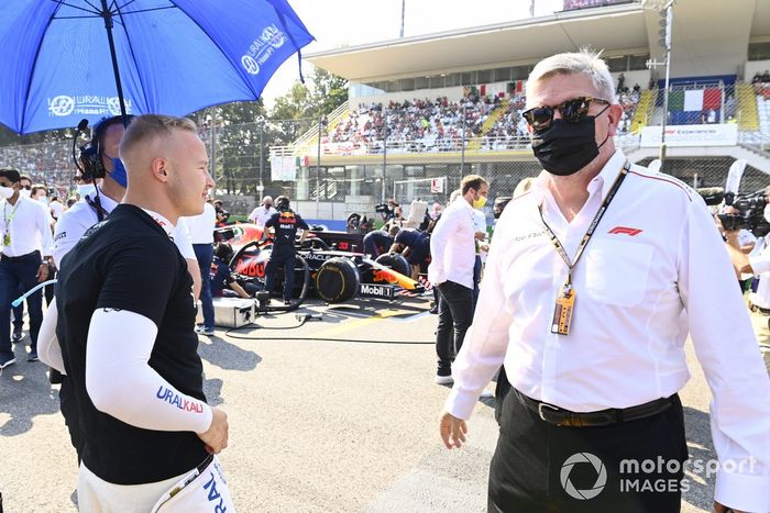 Nikita Mazepin, de Haas F1, y Ross Brawn, Director General de Motorsports, en la parrilla