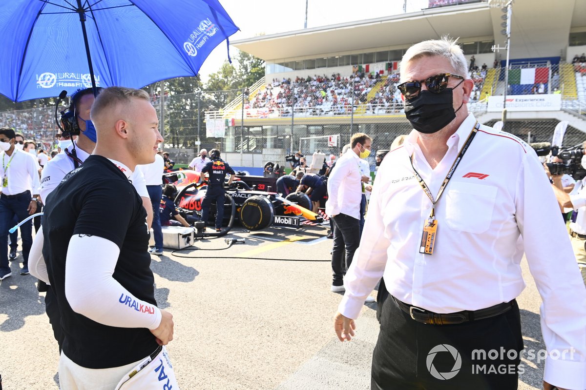 Nikita Mazepin, de Haas F1, y Ross Brawn, Director General de Motorsports, en la parrilla