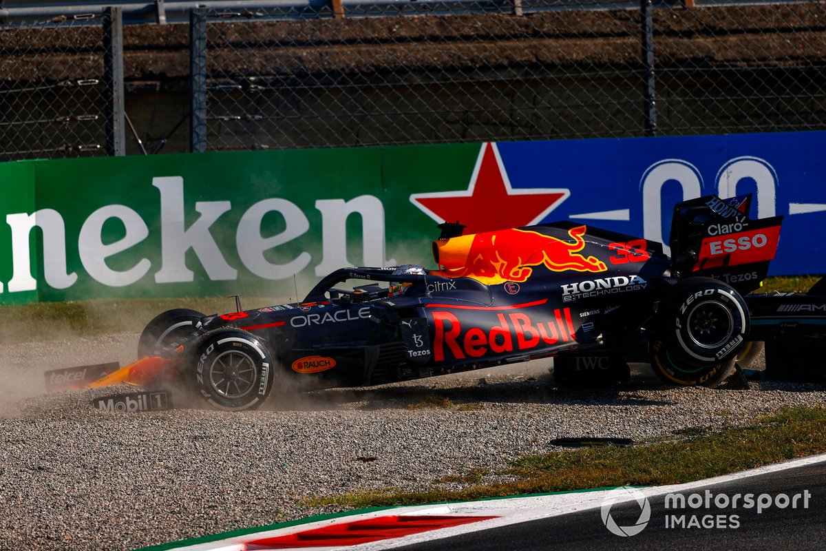 Choque de Max Verstappen, Red Bull Racing RB16B, y Lewis Hamilton, Mercedes W12