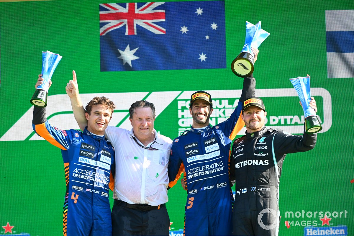 Podio: ganador Daniel Ricciardo, McLaren, segundo lugar Lando Norris, McLaren, tercer lugar, Bottas, Mercedes