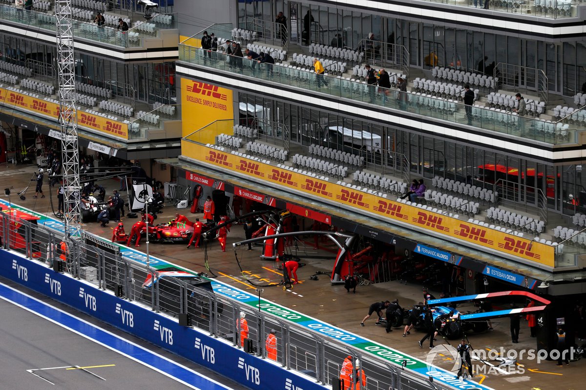 Carlos Sainz Jr., Ferrari SF21, vuelve al garaje mientras Fernando Alonso, Alpine A521, hace un pit stop