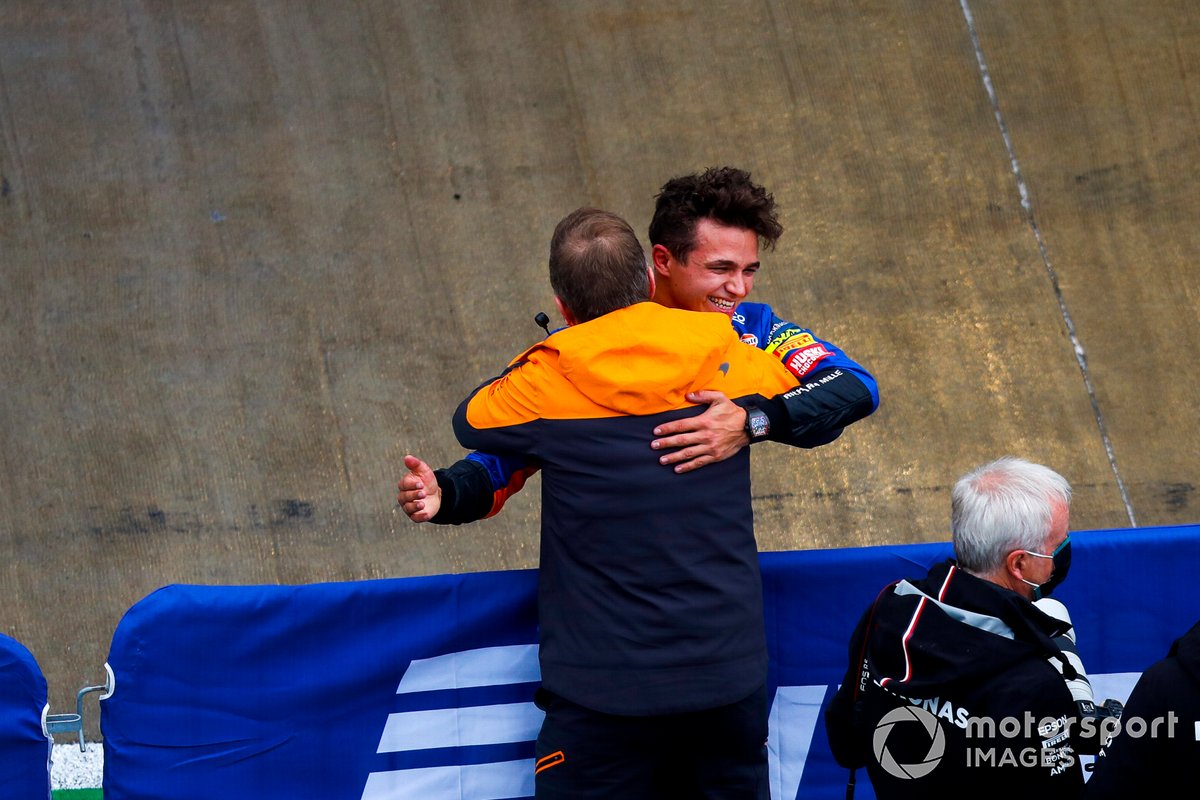 Andreas Seidl, Team Principal, McLaren, festeggia con l'uomo della pole Lando Norris, McLaren