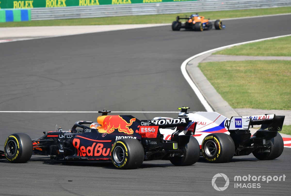 Max Verstappen, Red Bull Racing RB16B, e Mick Schumacher, Haas VF-21
