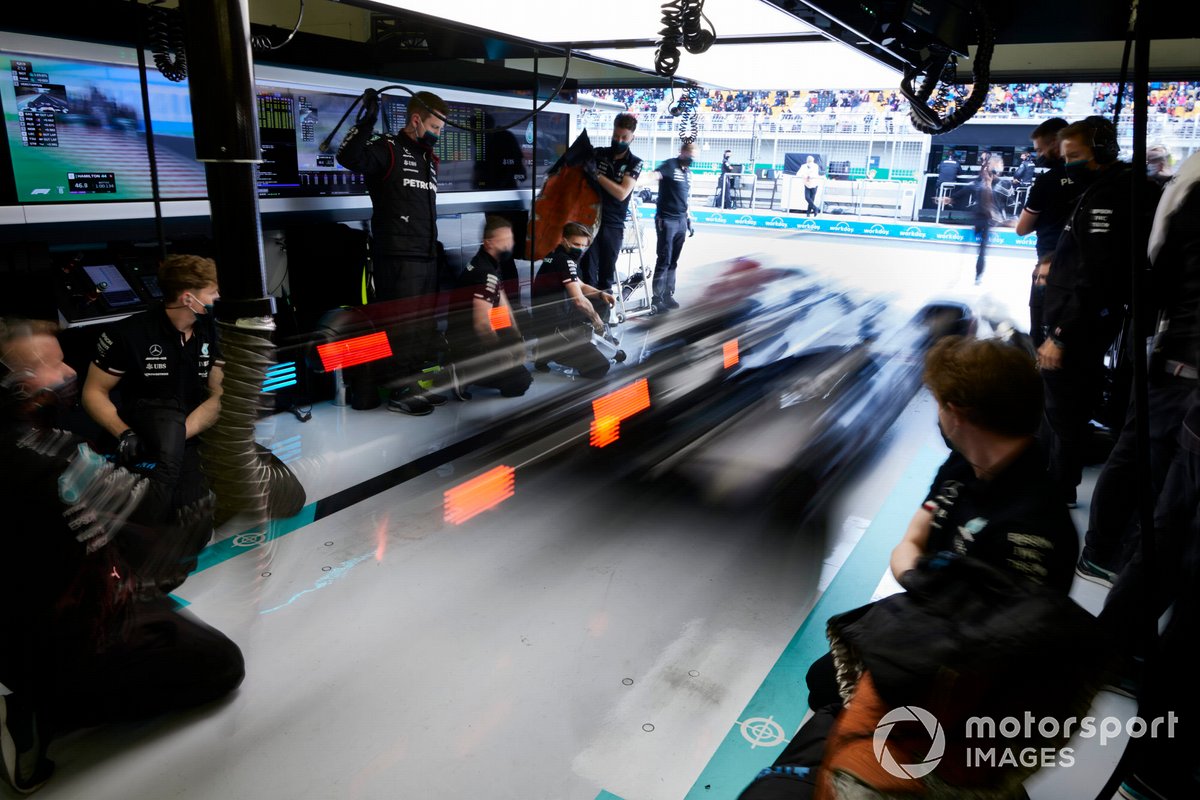 Lewis Hamilton, Mercedes W12, sale del garaje