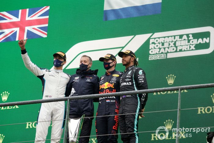 Podio: segundo lugar George Russell, Williams, ganador Max Verstappen, Red Bull Racing, tercer lugar Lewis Hamilton, Mercedes
