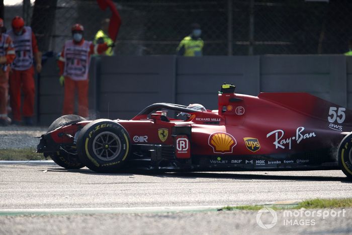 Carlos Sainz Jr., Ferrari SF21, crashes and causes a red flag

