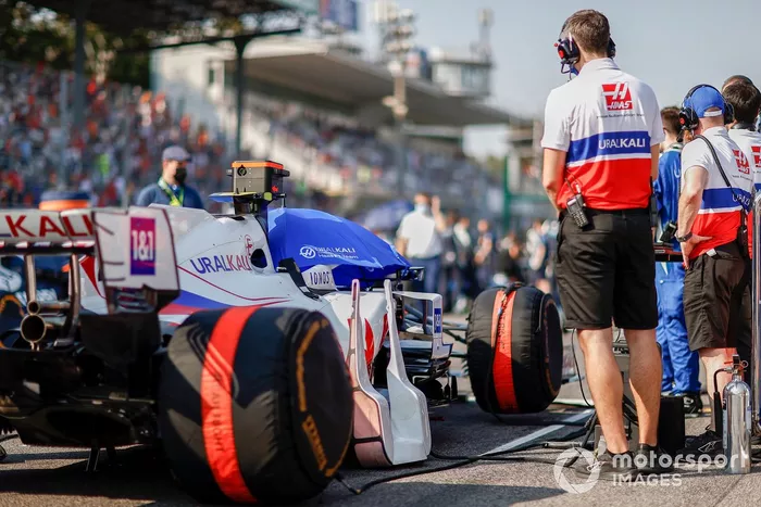 Mecánicos en la parrilla con el coche de Mick Schumacher, Haas VF-21