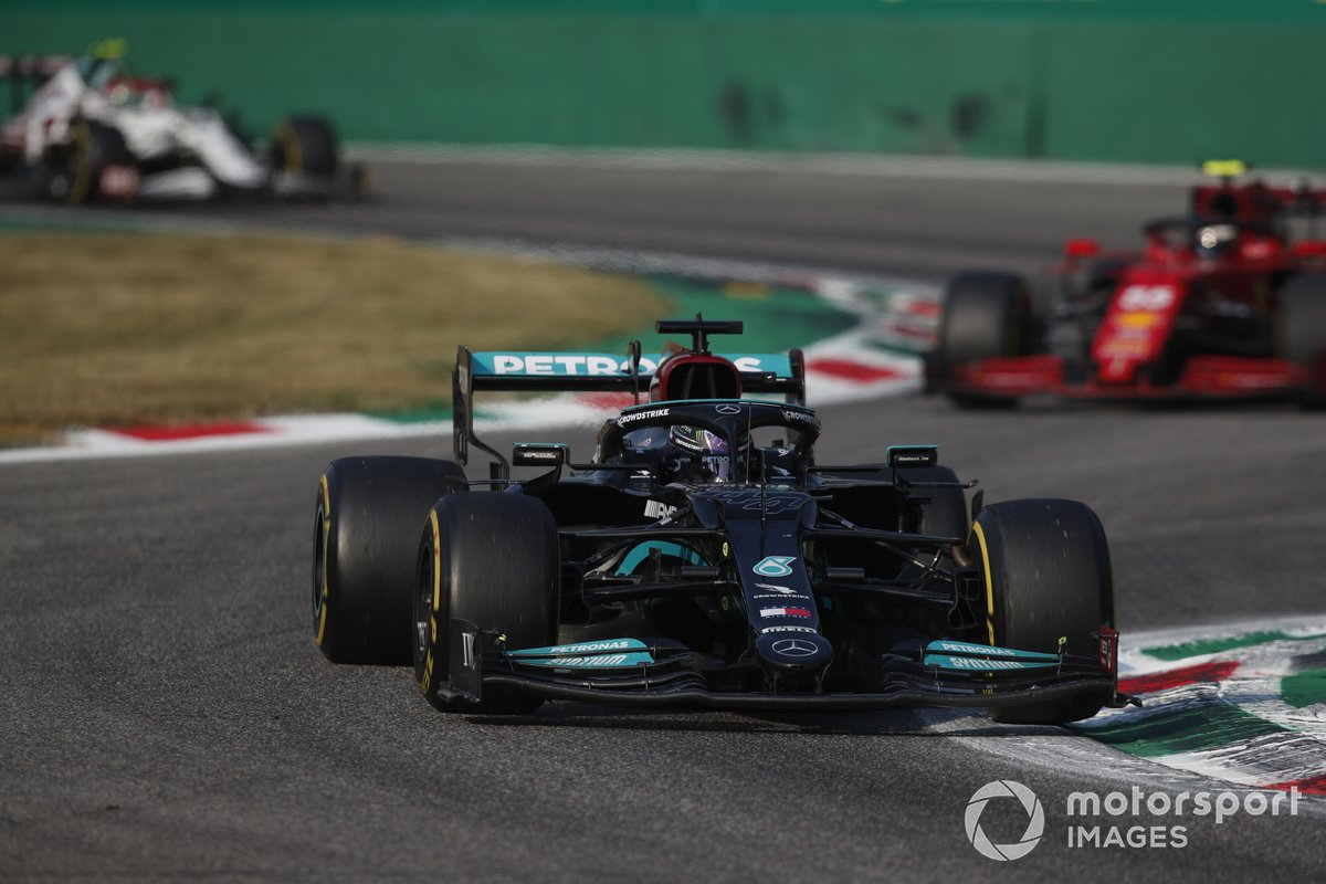 Lewis Hamilton, Mercedes W12, Carlos Sainz Jr, Ferrari SF21