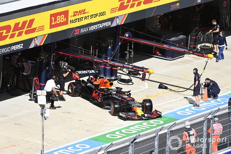 Max Verstappen, Red Bull Racing RB16B, sale de boxes