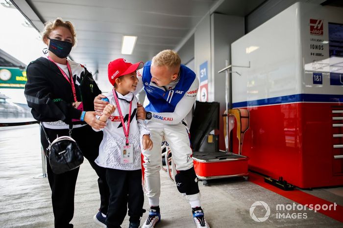 Nikita Mazepin, Haas F1, fuera del garaje con un joven invitado