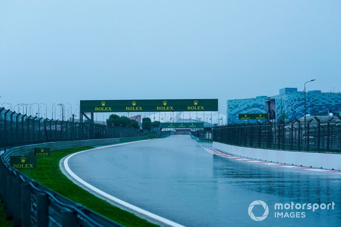 La lluvia cae sobre la pista de Sochi en el GP de Rusia