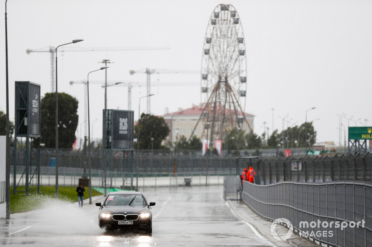 La lluvia cae en el circuito