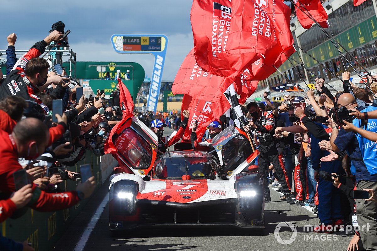 Mike Conway, Kamui Kobayashi, Jose Maria Lopez, #7 Toyota Gazoo Racing Toyota GR010 - Hybrid Hypercar festeggiano la vittoria
