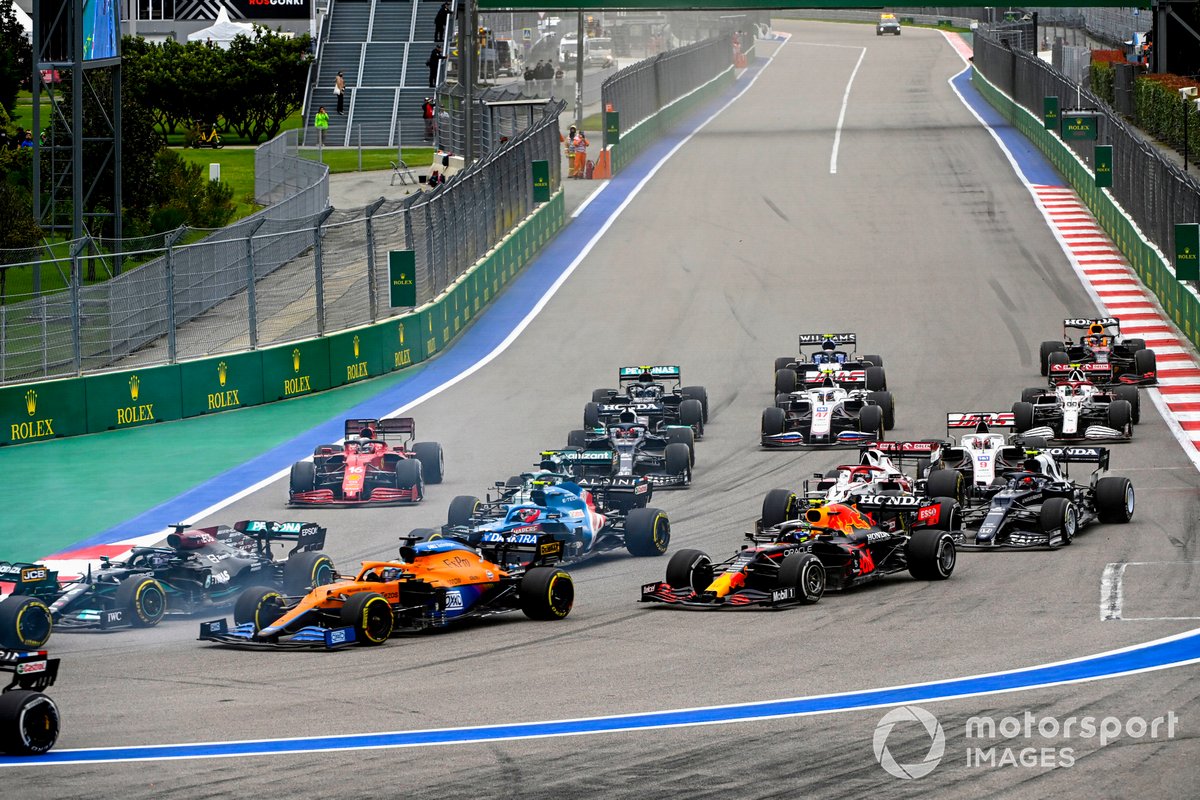 Lewis Hamilton, Mercedes W12, Daniel Ricciardo, McLaren MCL35M, Sergio Perez, Red Bull Racing RB16B, Esteban Ocon, Alpine A521 e il resto delle auto alla partenza