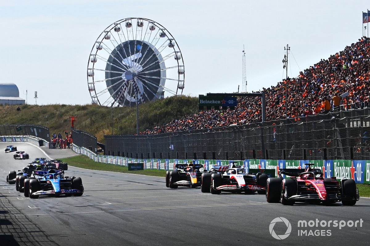 Charles Leclerc, Ferrari F1-75, Kevin Magnussen, Haas VF-22, Sergio Pérez, Red Bull Racing RB18, Fernando Alonso, Alpine A522, practican sus procedimientos de salida de carrera al final de la FP3