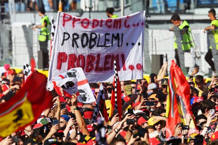 Fans inundan el circuito para celebrar el final de la carrera