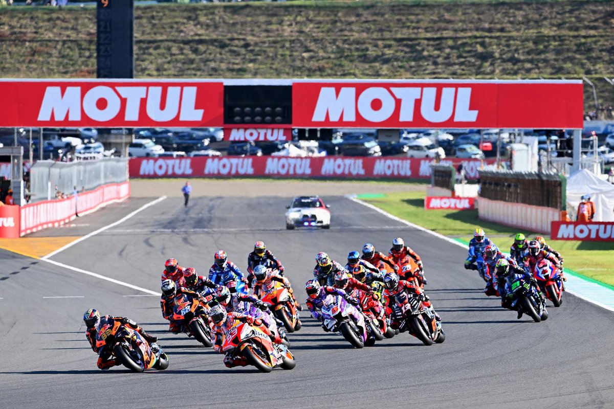 Brad Binder, Red Bull KTM Factory Racing lidera en la salida