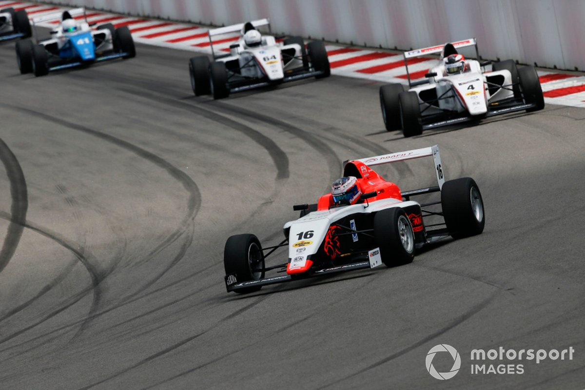 Jarno Opmeer op weg naar de zege in de Formule 4-race in Sochi.