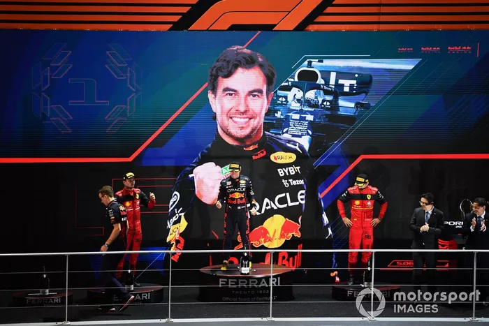 Podio: segundo lugar Charles Leclerc, Ferrari, ganador Sergio Pérez, Red Bull Racing, tercer lugar  Carlos Sainz, Ferrari