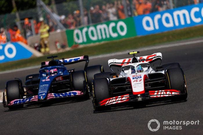 Mick Schumacher, Haas VF-22, Fernando Alonso, Alpine A522