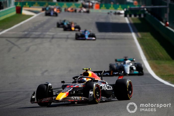 Sergio Pérez, Red Bull Racing RB18, George Russell, Mercedes W13