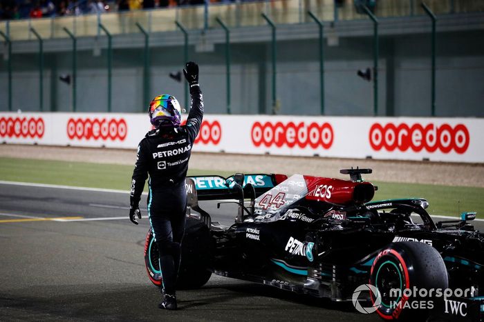 Ganador de la pole position Lewis Hamilton, Mercedes, celebra