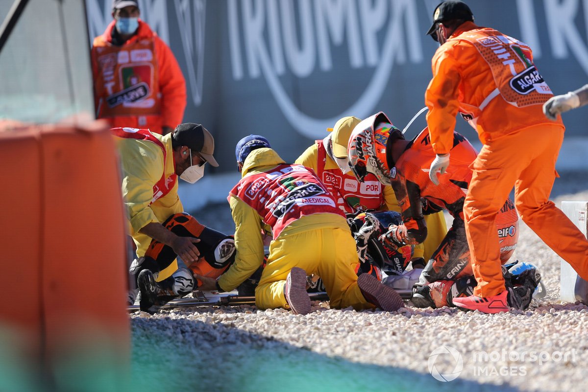 Caduta di Miguel Oliveira, Red Bull KTM Factory Racing e Iker Lecuona, KTM Tech3