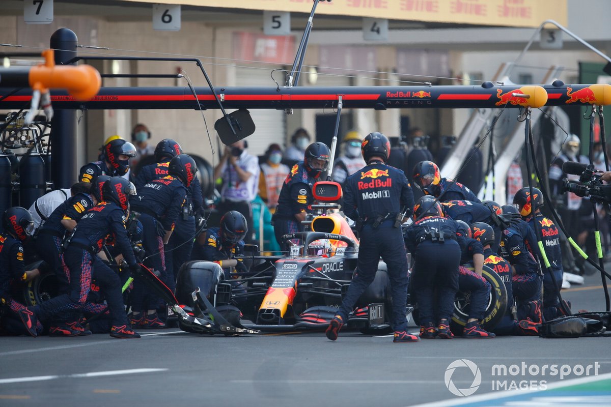 Max Verstappen, Red Bull Racing RB16B, en pits