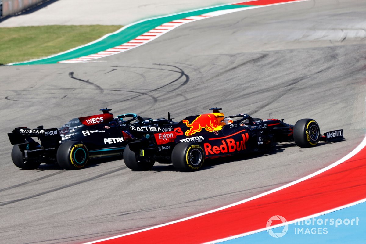 Max Verstappen, Red Bull Racing RB16B, lotta con Lewis Hamilton, Mercedes W12