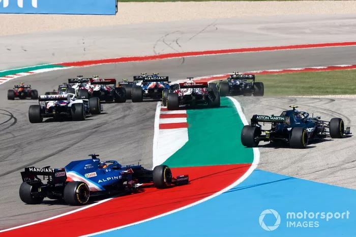 Sebastian Vettel, Aston Martin AMR21, y Fernando Alonso, Alpine A521, persiguen a los primeros en la salida
