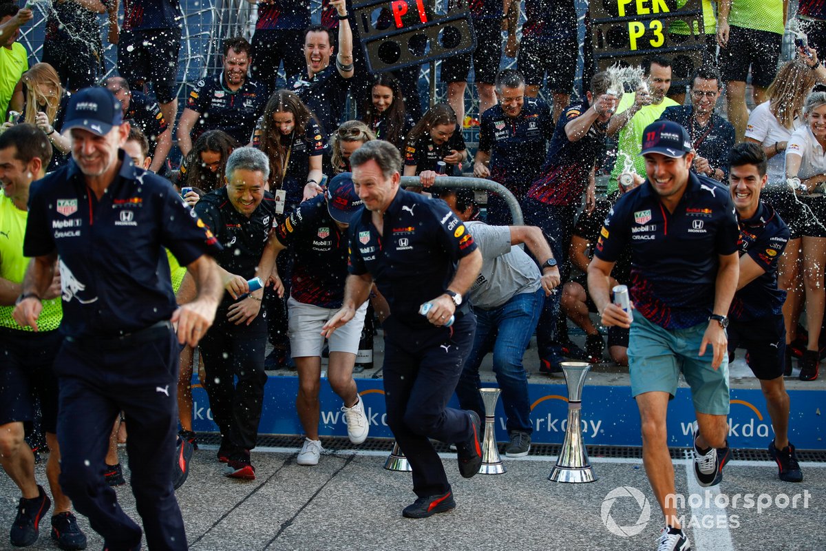 Adrian Newey, director técnico de Red Bull Racing, Masashi Yamamoto, director general de Honda Motorsport, Helmut Marko, asesor de Red Bull Racing, Christian Horner, director de equipo de Red Bull Racing, Max Verstappen, Red Bull Racing y Sergio Pérez, Re