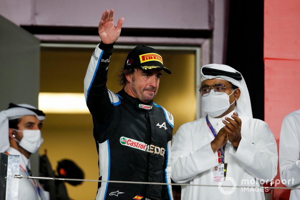 Fernando Alonso, Alpine A521, tercer clasificado del GP de Qatar, llega al podio