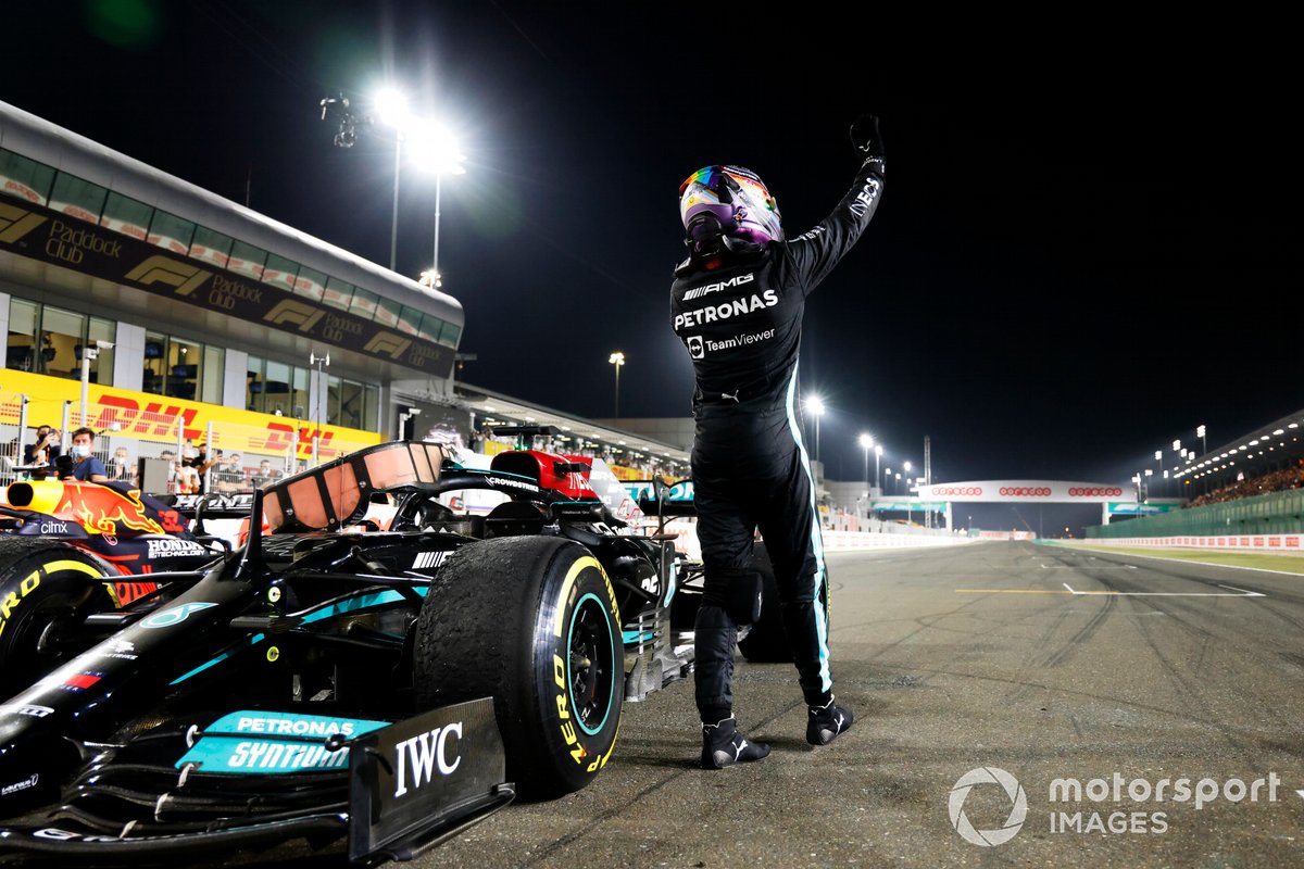 Lewis Hamilton, Mercedes, 1ª posición, lo celebra en el Parc Ferme