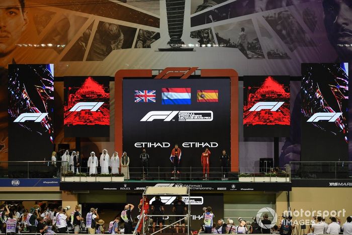 Podio: segundo lugar Lewis Hamilton, Mercedes, ganador y campeón del mundo Max Verstappen, Red Bull Racing, tercer lugar Carlos Sainz Jr., Ferrari