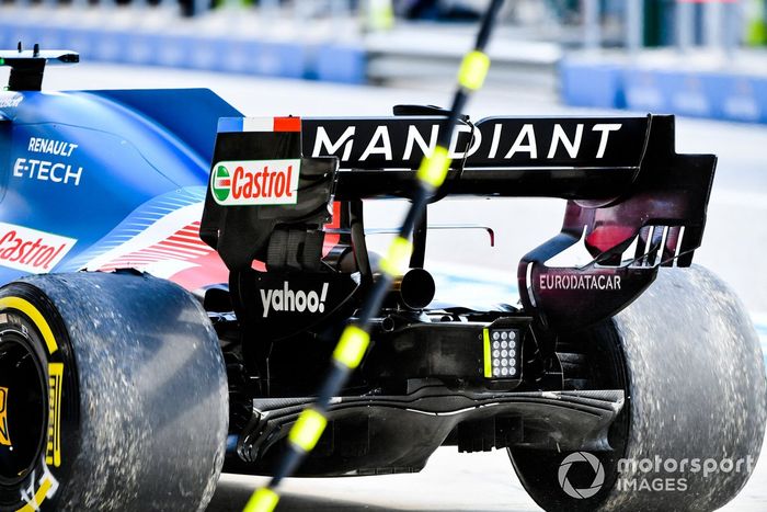 Fernando Alonso, Alpine A521, en el pit lane