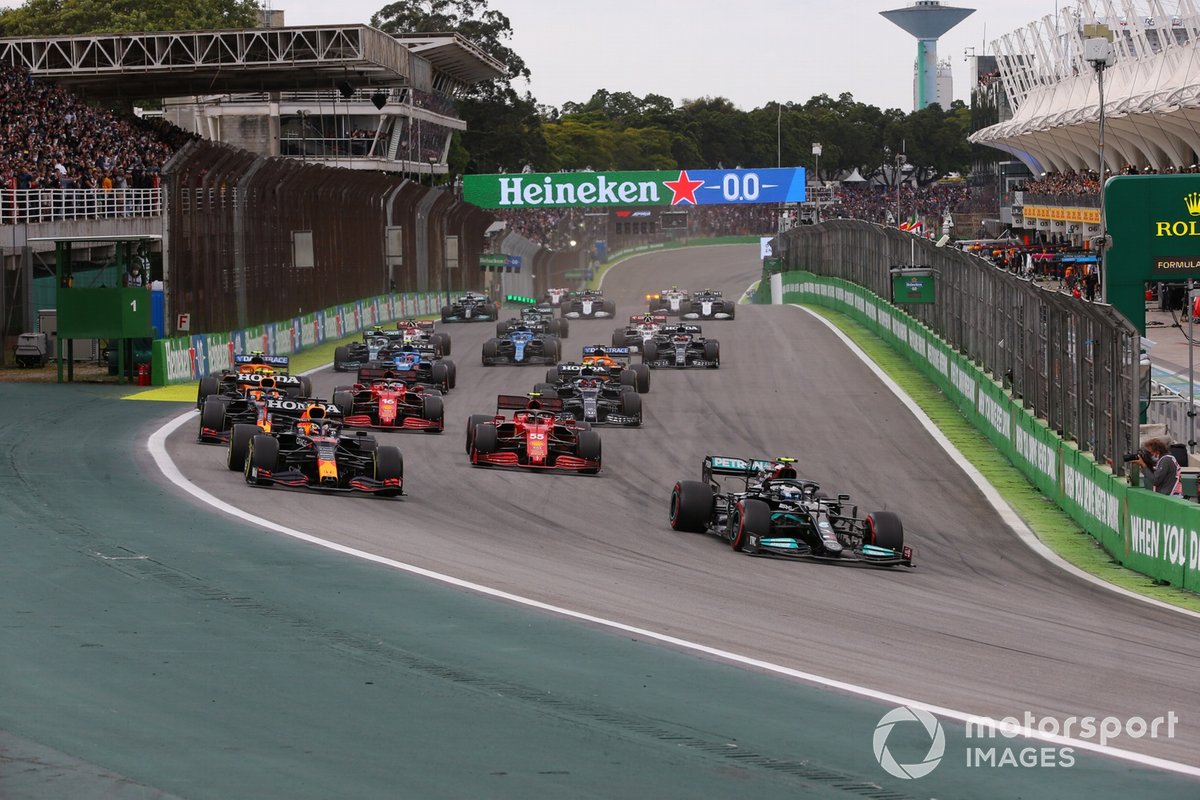 Valtteri Bottas, Mercedes W12, Max Verstappen, Red Bull Racing RB16B, Sergio Pérez, Red Bull Racing RB16B, Carlos Sainz Jr., Ferrari SF21, y el resto de la parrilla en la salida