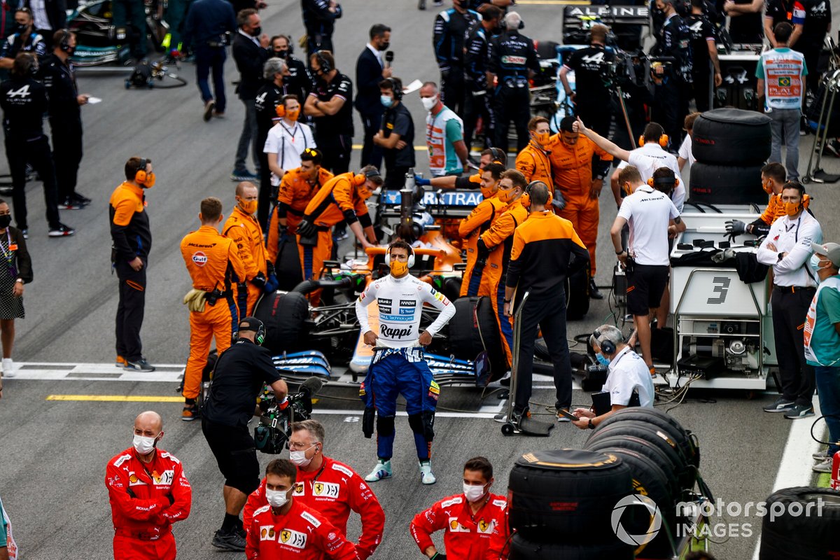 Daniel Ricciardo, McLaren, en la parrilla