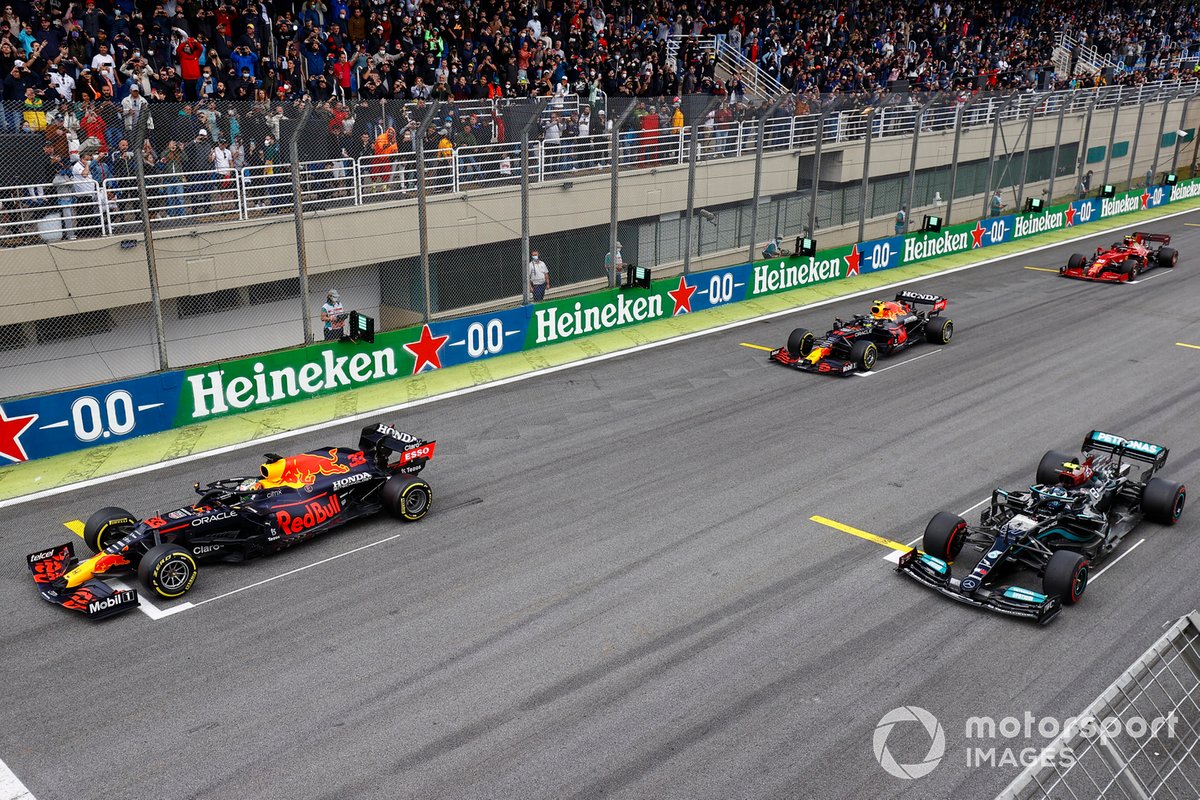Max Verstappen, Red Bull Racing RB16B, Valtteri Bottas, Mercedes W12, Sergio Pérez, Red Bull Racing RB16B, y el resto del campo en la salida