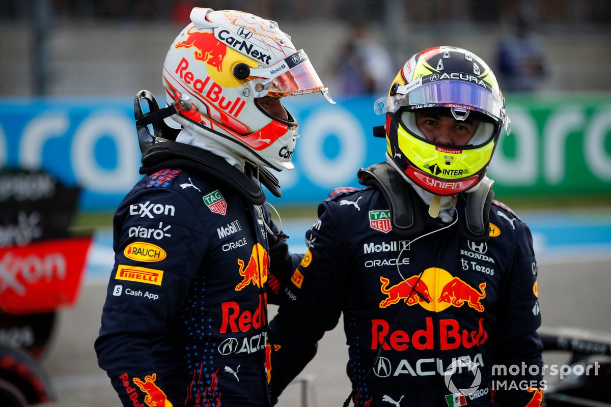 Sergio Perez, Red Bull Racing, si congratula con il suo compagno di squadra Max Verstappen, Red Bull Racing, per aver ottenuto la pole position